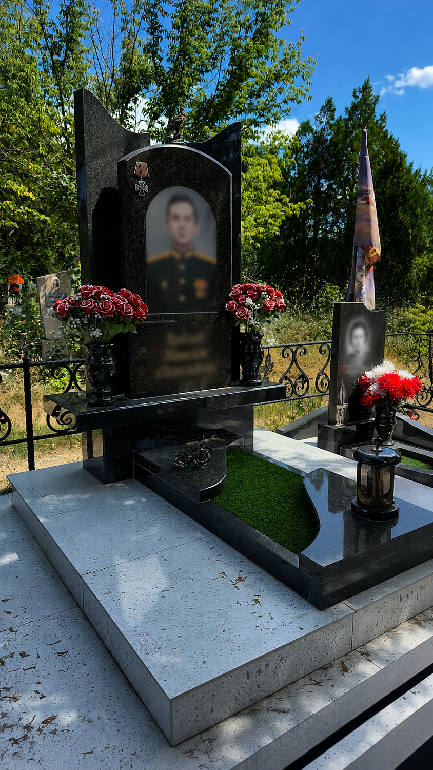 Мемориальный комплекс военному из габбро-диабаза с тремя стелами, военной символикой и бронзовыми розами