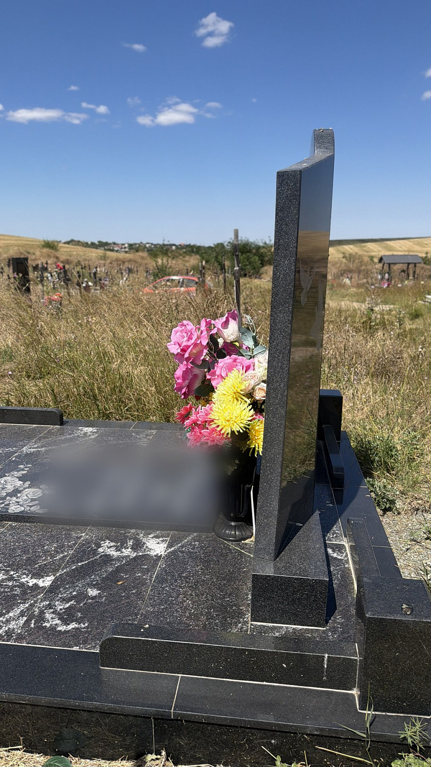 Памятник для двоих из габбро-диабаза с общей стелой и крестом