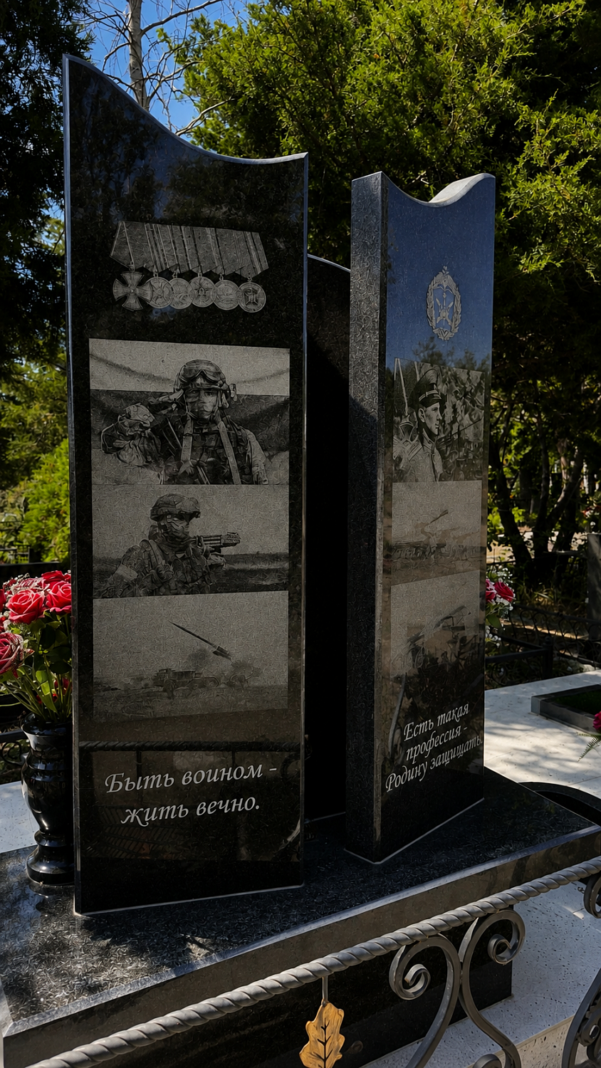 Мемориальный комплекс военному из габбро-диабаза с тремя стелами, военной символикой и бронзовыми розами